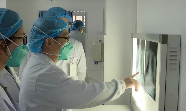 Bác sĩ kiểm tra phim X-quang bệnh nhân tại bệnh viện Vũ Hán, tỉnh Hồ Bắc, Trung Quốc hôm 19/1. Ảnh: Xinhua.