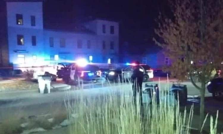 Hiện trường vụ nổ súng tối hôm 4/1 tại thành phố Milwaukee, bang Wisconsin, Mỹ. Ảnh: CNN.