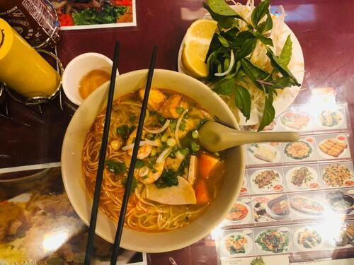 Một tô bún Việt anh Xuân Hòa ăn tại một cửa hàng gần khách sạn ở New York có giá gần 11 USD.