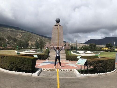 Anh Hòa chụp ảnh tại Mitad del Mundo - biểu tượng của Đường xích đạo chia Trái đất làm 2 nửa bán cầu. Vị trí này được coi là Tâm điểm của thế giới vì có tọa độ là 00°0000, nằm cách trung tâm thủ đô Quito của Ecuador khoảng 25 km về phía bắc. Ảnh: Xuân Hòa.