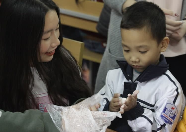 Minh Anh dạy trẻ làm bánh. Ảnh: Nhân vật cung cấp.