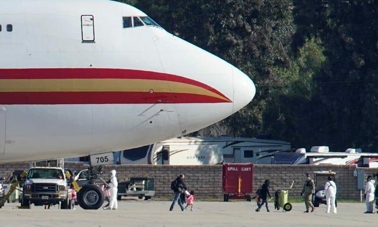 Chiếc phi cơ chở 195 người Mỹ rời Vũ Hán đỗ tại căn cứ không quân March ở California. Ảnh: Reuters.