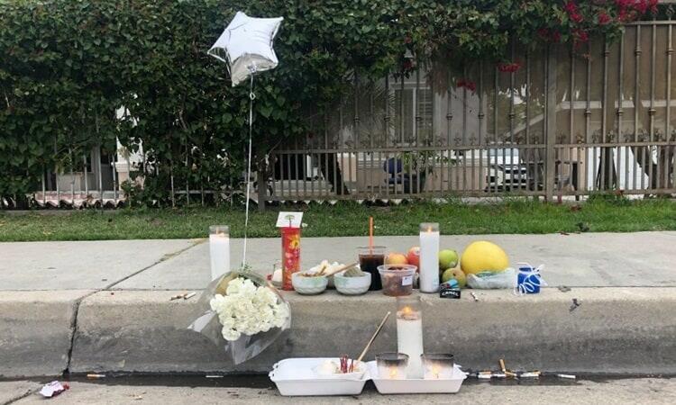 Người thân lập bàn thờ cho nạn nhân Nguyễn Đại ở phố Caortada, bang California hôm 4/12. Ảnh: Daily News.