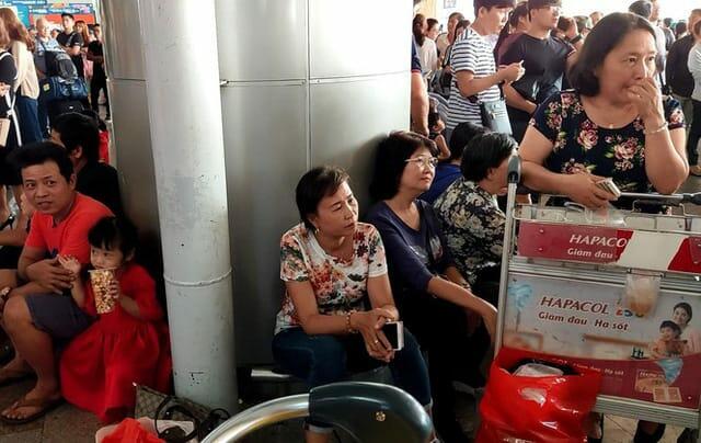 Ngủ gục ở sân bay Tân Sơn Nhất đón Việt kiều về quê ăn tết - Ảnh 7.