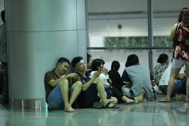 Ngủ gục ở sân bay Tân Sơn Nhất đón Việt kiều về quê ăn tết - Ảnh 9.