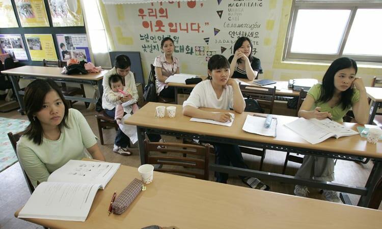 Một lớp học giao tiếp tiếng Hàn cho các cô dâu Việt Nam tại thủ đô Seoul, Hàn Quốc. Ảnh: Reuters.