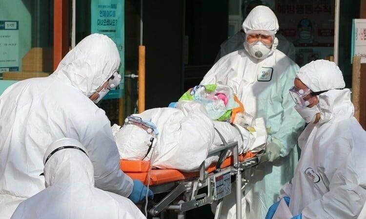 Nhân viên y tế di chuyển một bệnh nhân nghi nhiễm nCoV tại bệnh viện Daenam ở huyện Cheongdo, gần thành phố Daegi, Hàn Quốc, hôm 21/2. Ảnh: AFP.