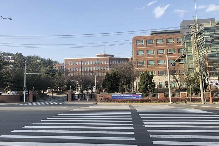 Con đường qua Đại học Keimyung vắng lặng. Ảnh: Hồng Ngọc