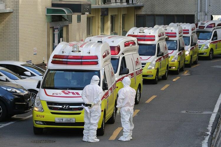 Xe cứu thương chở bệnh nhân nhiễm nCoV ở một bệnh viện tại Daegu, Hàn Quốc ngày 23/2. Ảnh: AP.