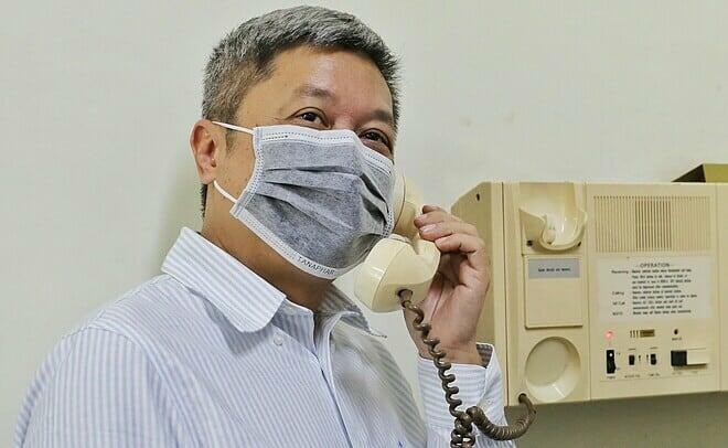 Thứ trưởng Y tế Nguyễn Trường Sơn trò chuyện qua điện đàm với bệnh nhân Việt kiều nhiễm nCoV đang điều trị bên trong phòng cách ly tại Bệnh viện Bệnh Nhiệt đới ngày 9/2. Ảnh: Quỳnh Trần.