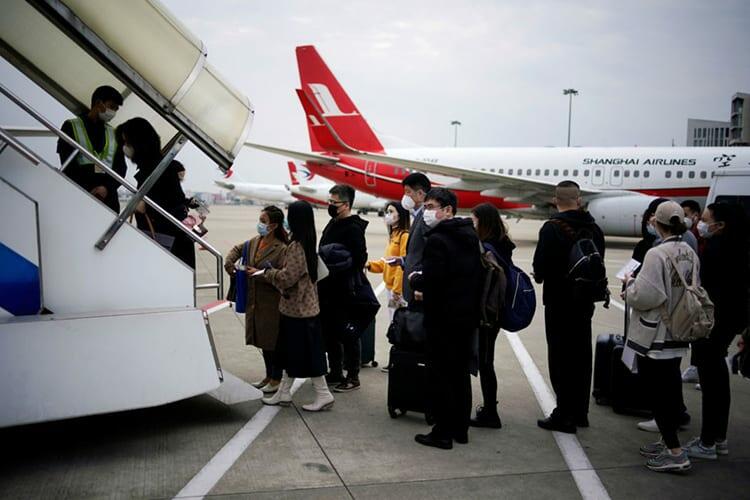 Các hành khách lên một chuyến bay ở sân bay quốc tế Hồng Kiều Thượng Hải hôm nay. Ảnh: Reuters