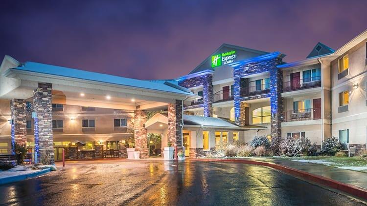 Holiday Inn Express là một trong những khách sạn cao cấp mà bạn có thể nghỉ chân khi đến đây du lịch, nằm trên đại lộ Tomichi. Ảnh: IGH.