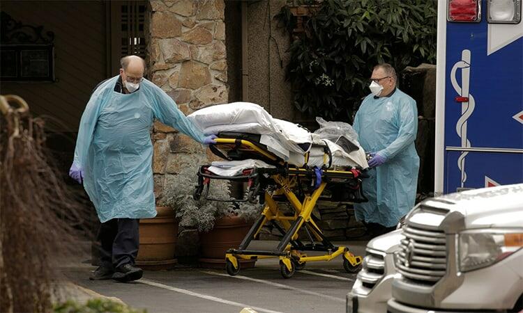 Nhân viên y tế chuẩn bị đưa bệnh nhân ra khỏi viện dưỡng lão Life Care ở Kirkland, một ổ dịch Covid-19 ở bang Washington, ngày 6/3. Ảnh: Reuters.