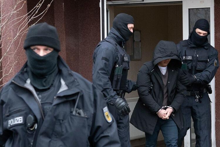 Cảnh sát Đức ngày 3/3 bắt giữ các nghi phạm trong đường dây nhập cảnh trái phép. Ảnh: AP.