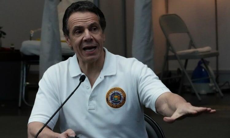 Thống đốc bang New York Andrew Cuomo nói chuyện với báo giới tại trung tâm hội nghị Jacob K. Javits hôm 27/3. Ảnh: AFP.