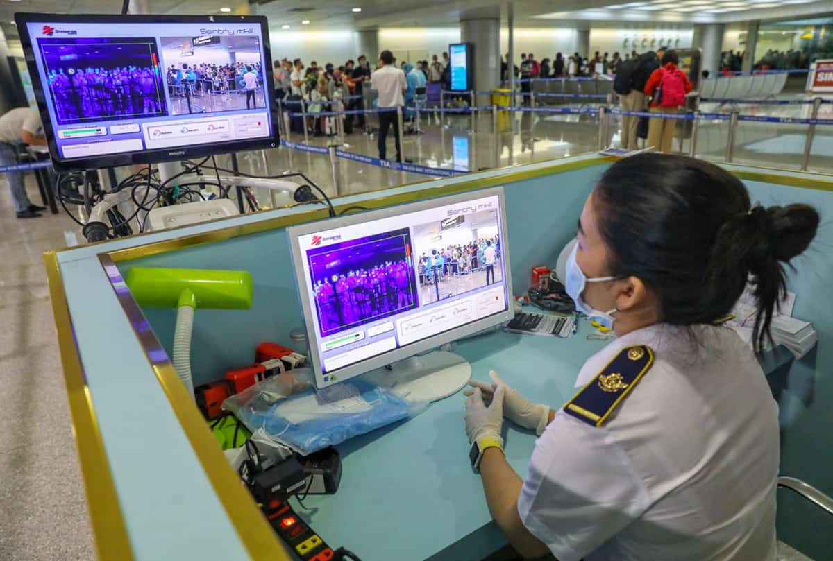 Nhân viên Trung tâm Kiểm dịch Y tế Quốc tế TP HCM (Sở Y tế) giám sát thân nhiệt người nhập cảnh tại sân bay Tân Sơn Nhất. Ảnh: Hữu Khoa.