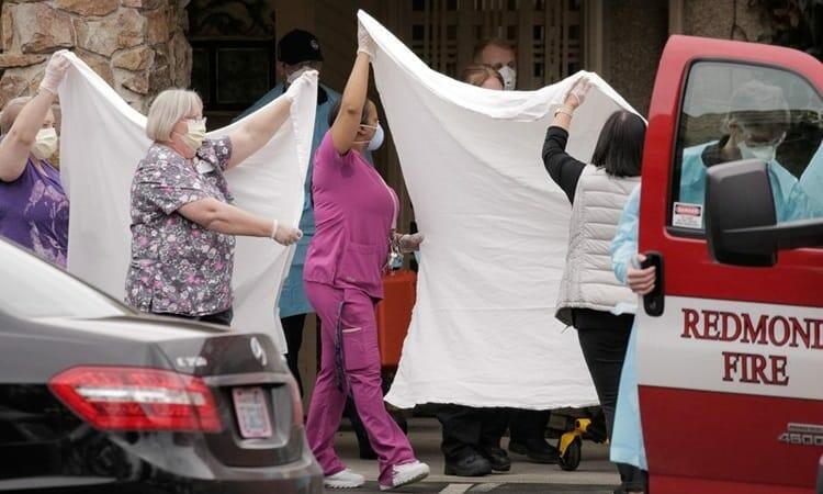 Nhân viên y tế Mỹ chuyển bệnh nhân nhiễm nCoV lên xe cứu thương tại bang Washington hôm 1/3. Ảnh: Reuters.