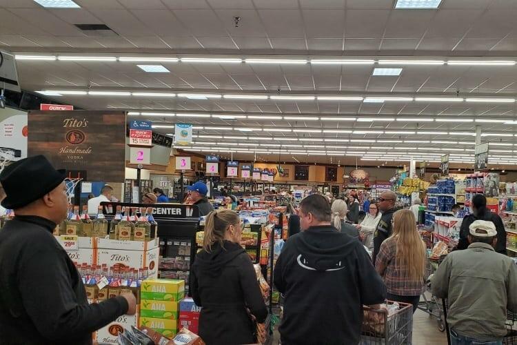 Siêu thị Vons ở San Diego, California ngày 13/3 sau khi Trump ban bố tình trạng khẩn cấp quốc gia. Ảnh: Lisa Hoàng