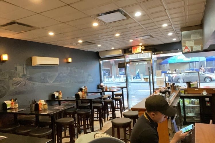 Nhà hàng phở Việt của Nguyễn Trung vắng khách vào giữa tháng 3. Ảnh: Nhân vật cung cấp.