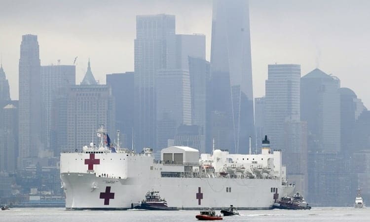 Tàu bệnh viện của Hải quân Mỹ USNS Comfort đi qua Manhattan trên đường cập cảng ở New York hôm 30/3. Ảnh: AP.
