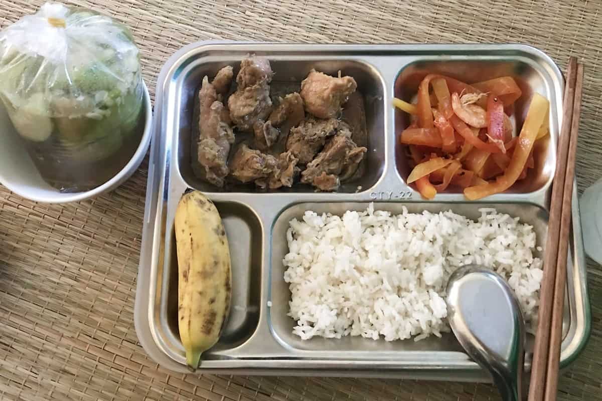 Bữa ăn đầu tiên của Vũ Ngân tại khu cách ly. Ảnh: Vũ Ngân