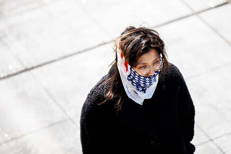 Một phụ nữ dùng khăn vuông che mặt ở quận Brooklyn, New York hôm 24/3. Ảnh: NY Times