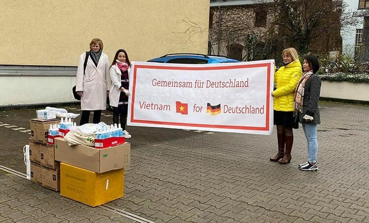 Nhóm thiện nguyện Chung Tay trao tặng khẩu trang, găng tay, nước xịt khuẩn cho bệnh viện và các trung tâm điều dưỡng tại Berlin hôm 30/3. Ảnh: Thế Sáng