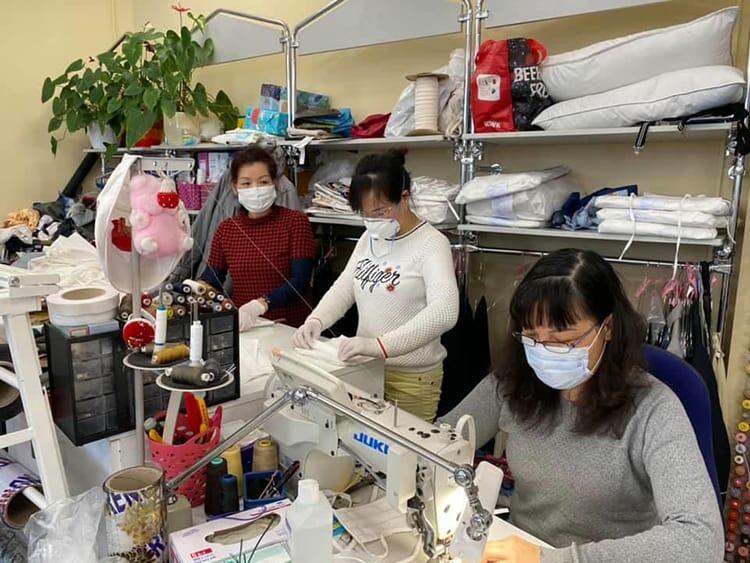 Nhóm phụ nữ Việt tại Berlin may khẩu trang vải tặng bệnh viện và các trung tâm điều dưỡng. Ảnh: Thế Sáng