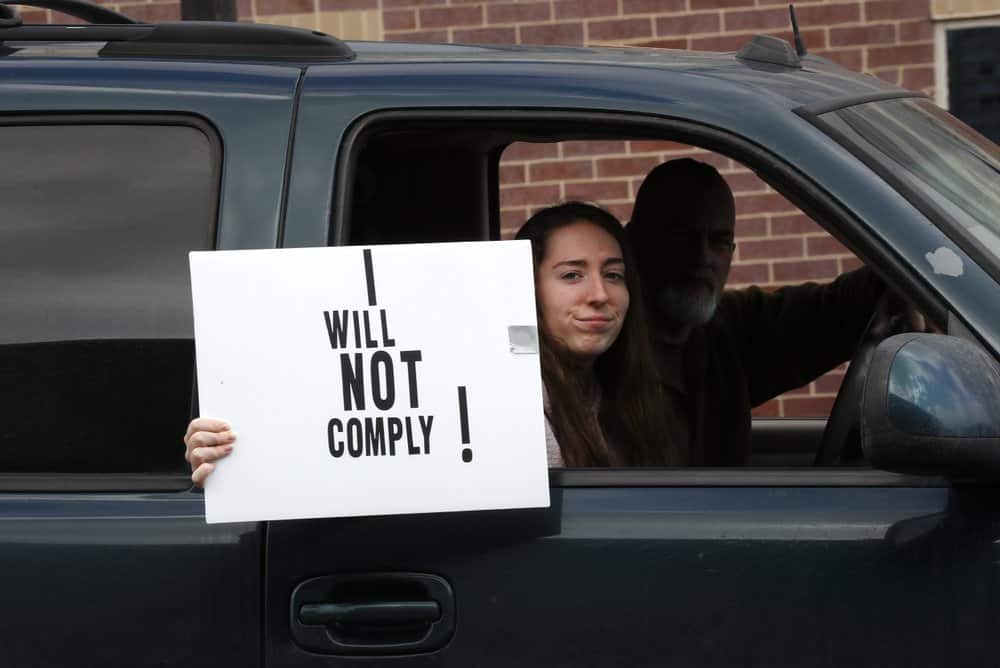 Bất chấp cảnh báo đại dịch nguy hiểm, nhiều người Mỹ không đeo khẩu trang tụ tập biểu tình