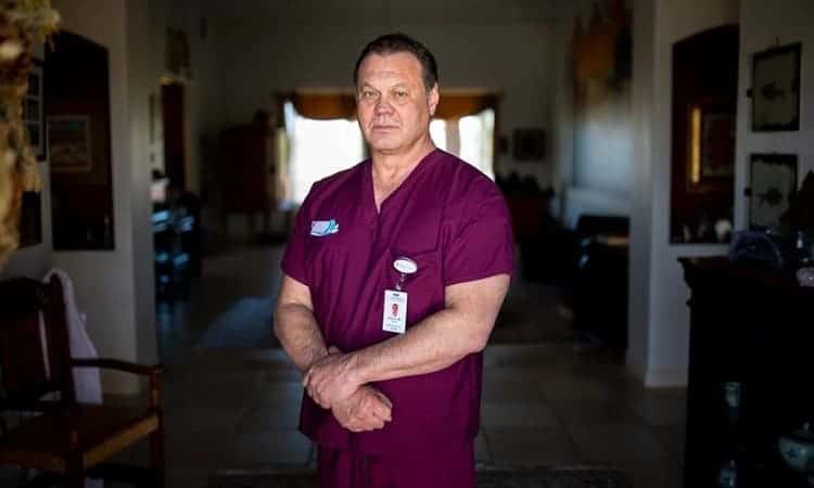 Bác sĩ gây mê Henry Nikicicz tại Trung tâm Y tế Đại học ở El Paso, Texas, Mỹ. Ảnh: NYTimes.