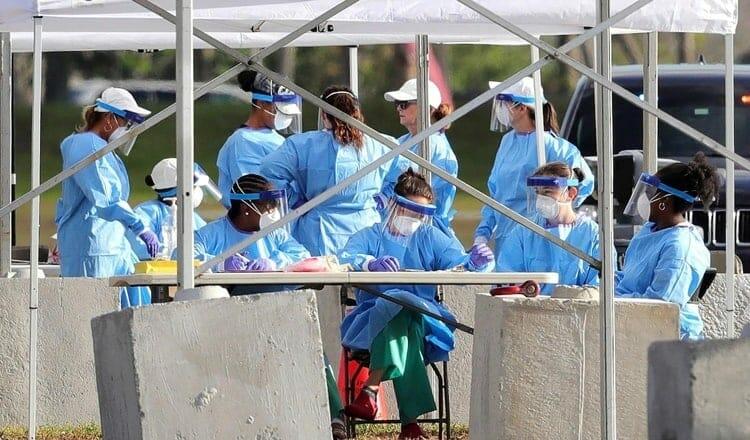 Các y tá tập hợp lấy mẫu xét nghiệm nCoV ở Orlando, Florida, ngày 1/4. Ảnh: AP.