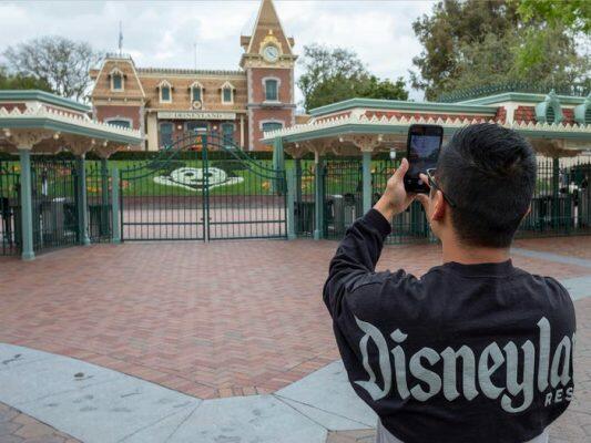 công viên Disneyland năm 2020