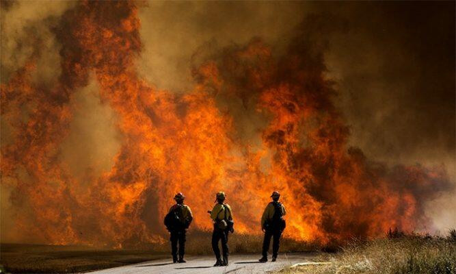 lính cứu hỏa bất lực trước đám cháy rừng dữ dội tại Mỹ