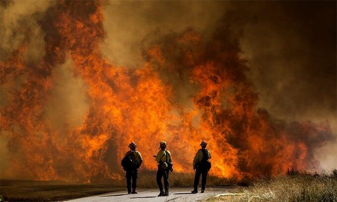 lính cứu hỏa bất lực trước đám cháy rừng dữ dội tại Mỹ