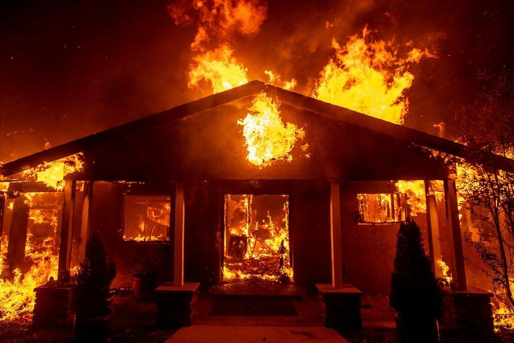 nhà cửa bị thiêu rụi trong cháy rừng tại Mỹ
