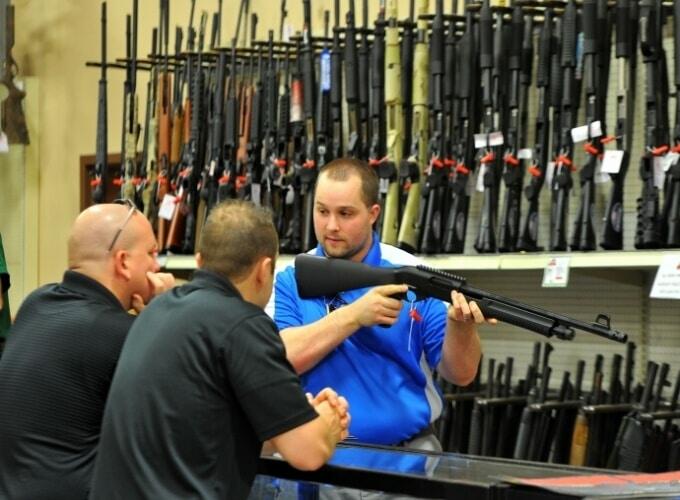 Nhu cầu mua súng ơ Mỹ tăng mạnh trước thềm bầu cử