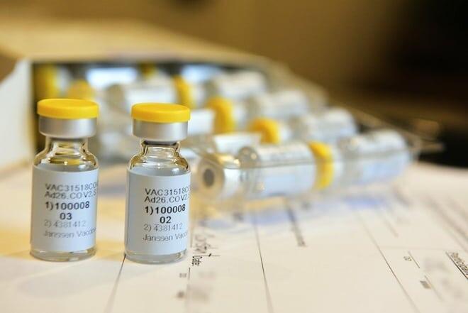 Vaccine COVID-19 tiềm năng của Mỹ bị ngừng thử nghiệm