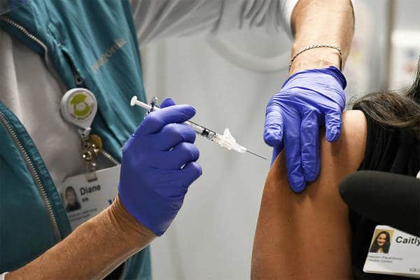 Một nhân viên y tế Mỹ bị sốc phản vệ sau khi tiêm chủng vaccine COVID-19