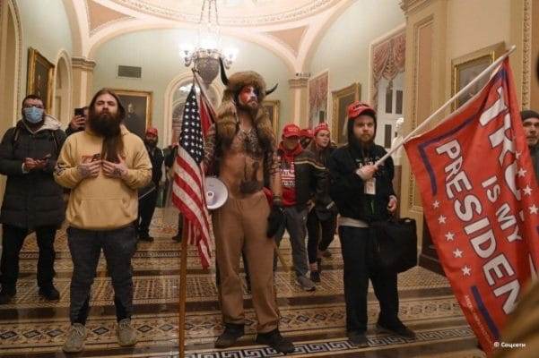 Người ủng hộ Trump kéo vào tòa nhà quốc hội Mỹ gây náo loạn