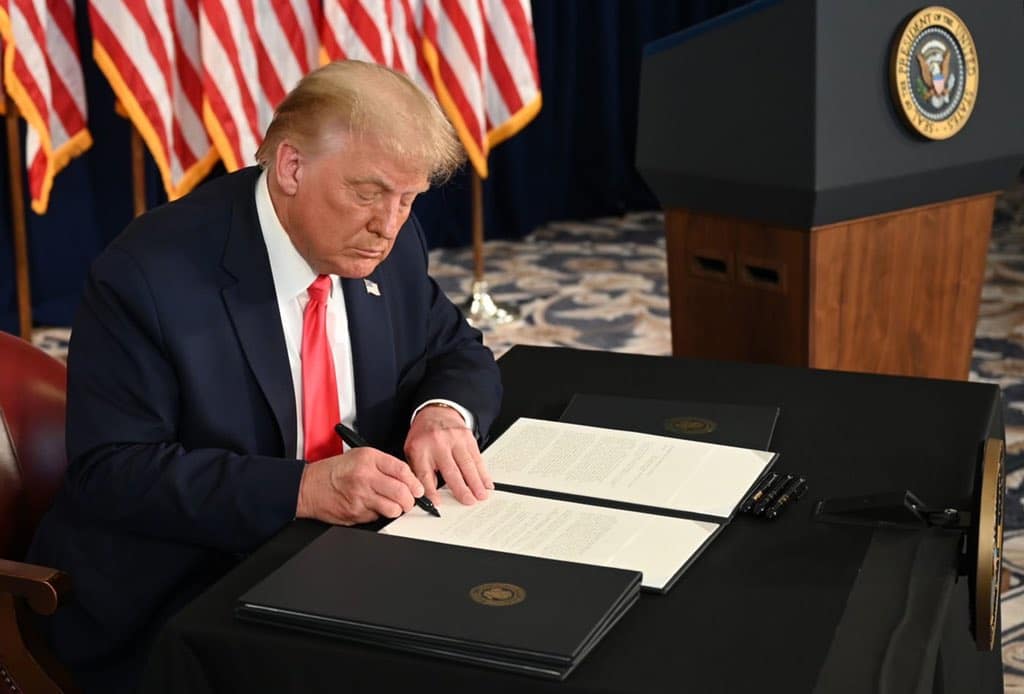Trump ký sắc lệnh bổ sung trừng phạt các công ty trong danh sách đen