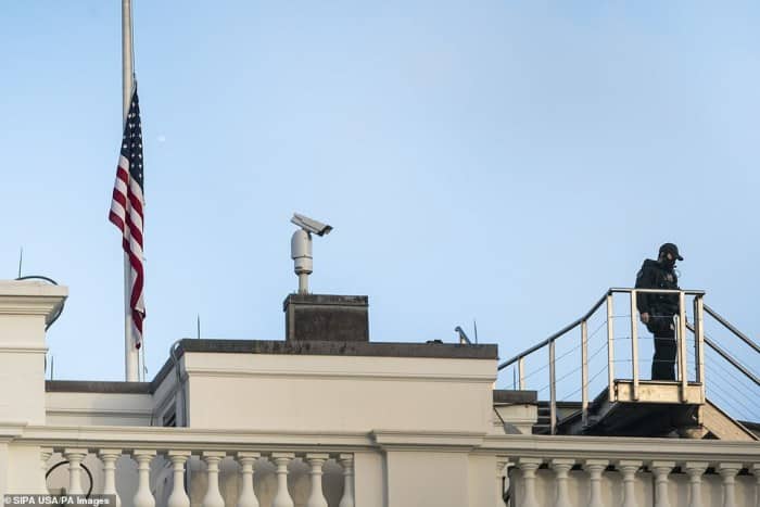 Mỹ hạ cờ tưởng niệm 500 nghìn nạn nhân tử vong vì COVID-19