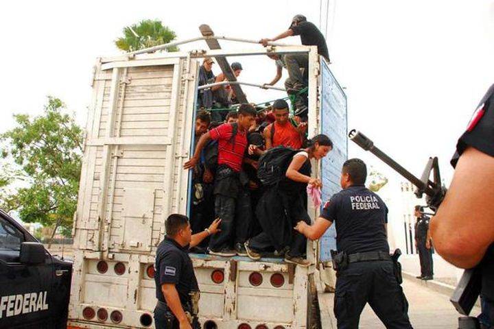 Hơn 300 người nhổi nhét trong xe tải để nhập cư trái phép vào Mỹ