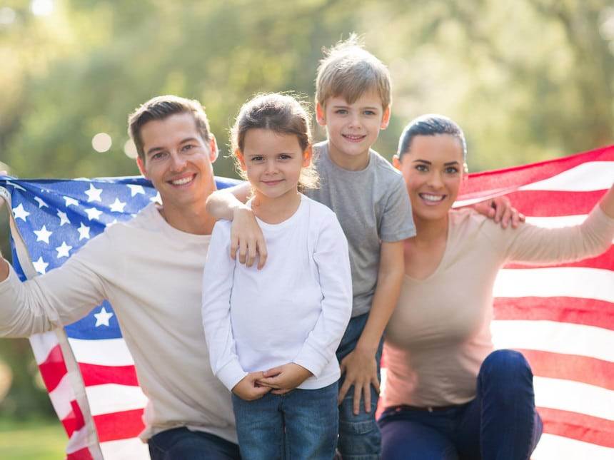 Người sở hữu visa định cư Mỹ được phép mang theo vợ/chồng và con cái 