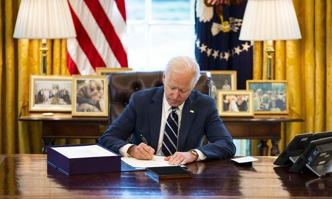 Tổng thống Biden phê duyệt gói cứu trợ 1.900 tỷ USD