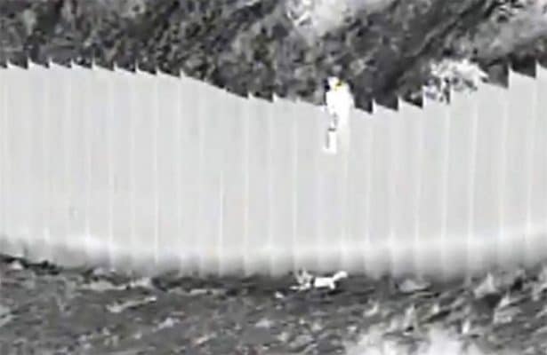 hình ảnh 2 bé gái bị thả từ bức tường cao 4m tại biên giới Mỹ