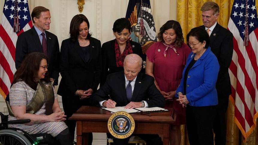 Tổng thống Mỹ ký Đạo luật chống nạn thù hận người gốc Á