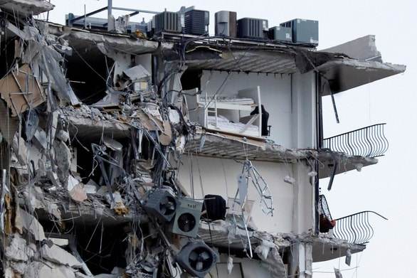 Mỹ: Kinh hoàng vụ sập tòa nhà 12 tầng khiến hơn 100 người mất tích