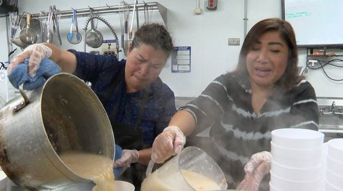 Gia đình gốc Việt tại Mỹ nấu ăn cho hơn 70.000 người giữa đại dịch