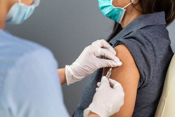 Số ca mắc mới tăng mạnh, người dân Mỹ đổ đi tiêm vaccine Covid-19