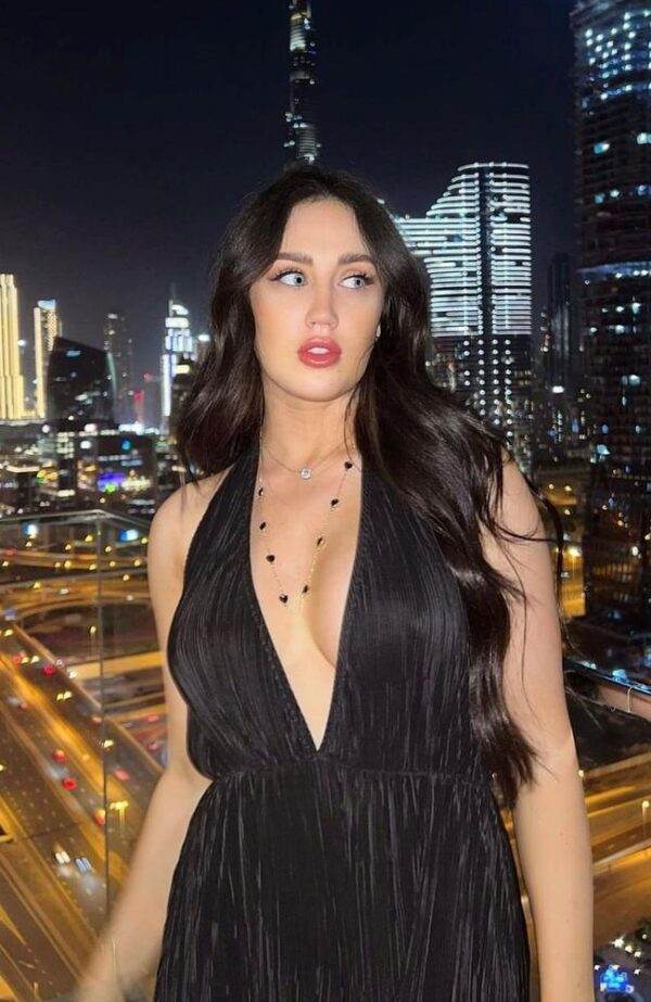 Cô gái nghỉ việc vì phát hiện mình... quá xinh